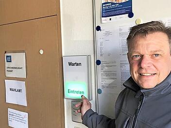 Erich Biermann möchte der Aufforderung im Rathaus gerne nachkommen: Eintreten. Er sieht der Wahl entspannt entgegen.  Foto: Michael Busch