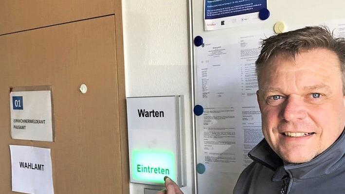 Erich Biermann möchte der Aufforderung im Rathaus gerne nachkommen: Eintreten. Er sieht der Wahl entspannt entgegen.  Foto: Michael Busch