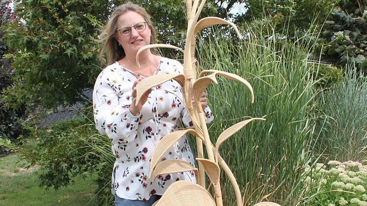 Birgit Hucke und der Flechtbaum