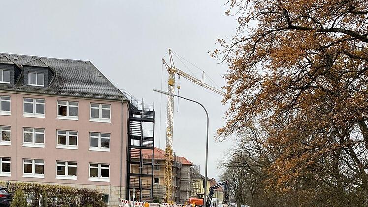 Hier entstehen gerade weitere Parkplätze für das Impfzentrum. Das Parkhaus am Pabstenweg ist zudem nur rund 500 Meter entfernt.Andreas Grosch/Landratsamt Lichtenfels