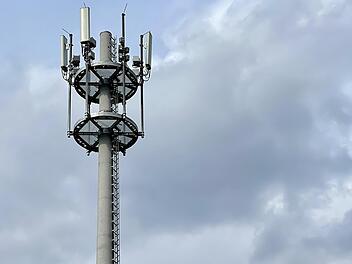 Der neue Mobilfunkturm hoch über Oberbach ist nun auch technisch in Betrieb. Foto: Sebastian Schmitt