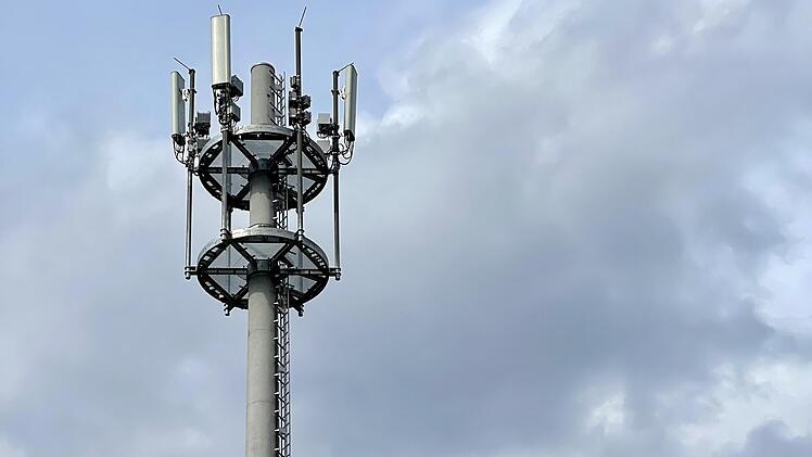 Der neue Mobilfunkturm hoch über Oberbach ist nun auch technisch in Betrieb. Foto: Sebastian Schmitt