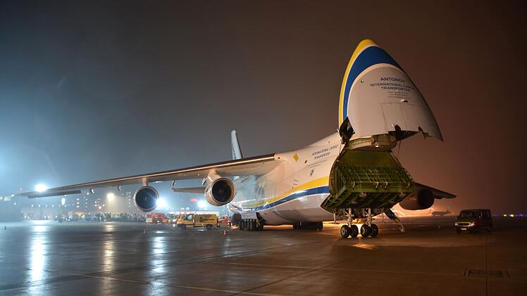 Nürnberg: Antonov An-24 landet am Flughafen - Riesen-Jet begeistert Planespotter