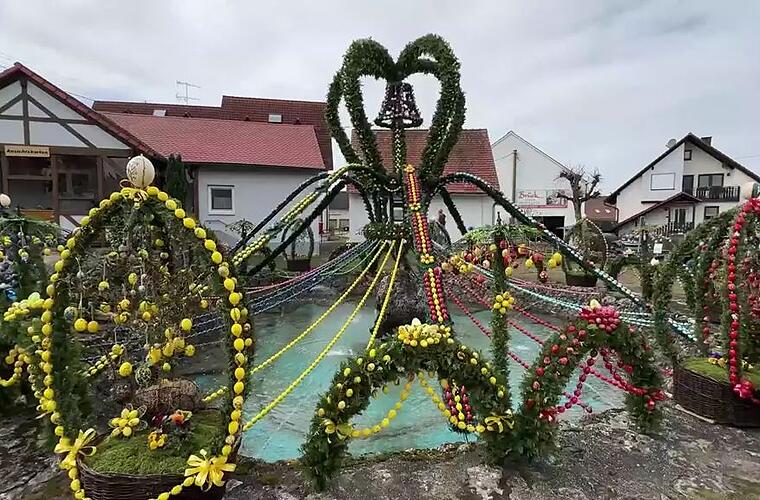 Osterbrunnen Bieberbach: Der gr&ouml;&szlig;te Osterbrunnen der Welt
