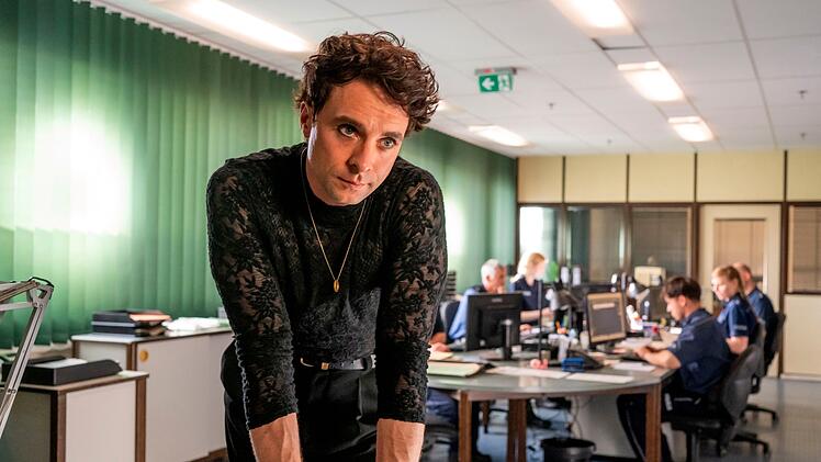 Mit Kajal und Netzoberteil: Kriminalkommissar Vincent Ross (Andr&eacute; Kaczmarczyk) leitet die Ermittlungen im Fall eines get&ouml;teten Juweliers.