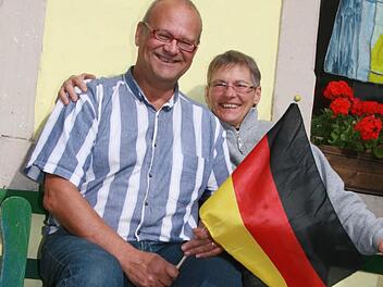 Edina und Robert Thern sind mit ihrem Künstlerhäuschen und ihrem Engagement aus Elbersreuth nicht wegzudenken. Jetzt gehören sie auch offiziell dazu: Denn beide haben ihre amerikanische Staatsbürgerschaft abgegeben und sind jetzt "echte"  Deutsche. Foto: Sonja Adam