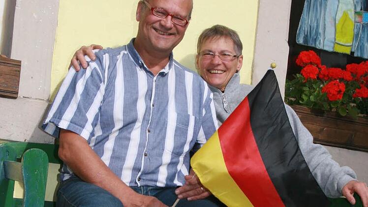 Edina und Robert Thern sind mit ihrem Künstlerhäuschen und ihrem Engagement aus Elbersreuth nicht wegzudenken. Jetzt gehören sie auch offiziell dazu: Denn beide haben ihre amerikanische Staatsbürgerschaft abgegeben und sind jetzt "echte"  Deutsche. Foto: Sonja Adam