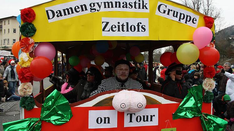 Zeitlofser Fußgruppe, der Wagen wird geschoben.
