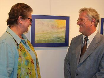 Kreiskulturreferentin Gisela Lang und Helmut Weiß freuen sich über die Ausstellungseröffnung.  Foto: Herteux