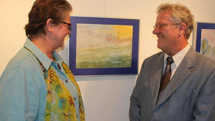 Kreiskulturreferentin Gisela Lang und Helmut Weiß freuen sich über die Ausstellungseröffnung.  Foto: Herteux