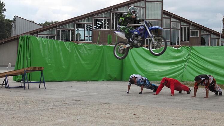 Drei Mann und später auch noch drei Autos dazu, dienten als zu überfliegende Herausforderung für einen Motorrad-Stunt. Foto: Markus Häggberg