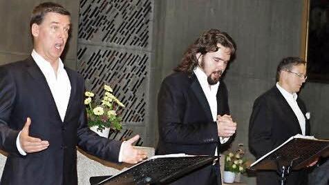 "Die jungen Tenöre" (von links) Hans Hitzeroth, Ilja Martin und Hubert Schmid begeisterten ihr Publikum in Friesen. Foto: Heike Schülelin