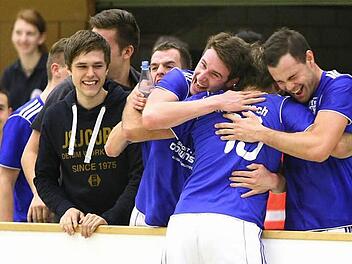 Die VfB-Spieler Max Wolharn, Marcel Münch und Johannes Tschierschke (von rechts) bejubeln vor einem Jahr den Metzdorfer Turniersieg (2:0 gegen SSV Kasendorf). Foto: Monika Limmer
