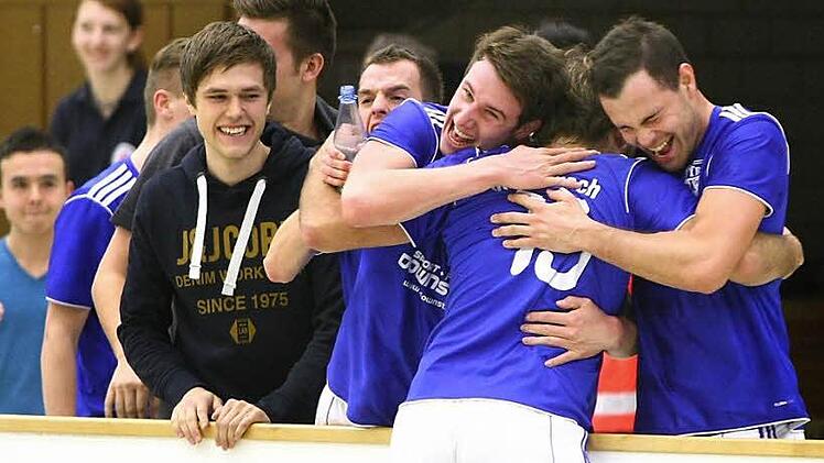 Die VfB-Spieler Max Wolharn, Marcel Münch und Johannes Tschierschke (von rechts) bejubeln vor einem Jahr den Metzdorfer Turniersieg (2:0 gegen SSV Kasendorf). Foto: Monika Limmer