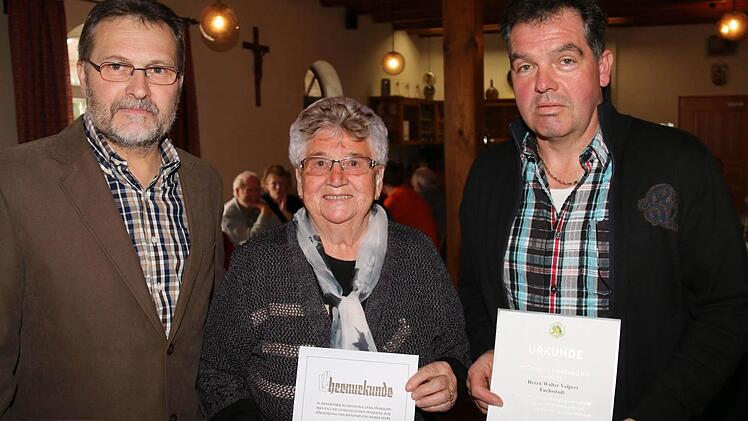 Vorsitzender Martin Holzinger (l.) gratulierte Isabella Schaub zur Ehrenmitgliedschaft und Walter Volpert zur 25-jährigen Mitgliedschaft.