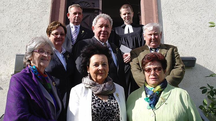 Feierten mit Pfarrer Thomas Braun (hinten rechts) Goldene Konfirmation: 1. Reihe, vorne, von links: Gisela Nikolai, Heidrun Schreivogl, Ilse Schumann; 2. Reihe: Ursula Funk, Alfred Karg, Karl Hartmann; hinten: Wilhelm Müller. Foto: Stephanie Elm