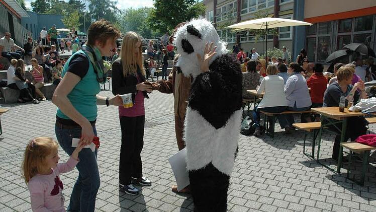 Große und kleine Besucher des Schulfests hatten ihren Spaß. Foto: Edwin Meißinger