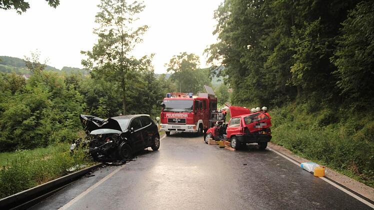 Zwischen Zeegendorf und Teuchatz im Landkreis Bamberg hat sich ein schwerer Autounfall ereignet. Bei einem Frontalzusammenstoß ist eine Person nach Angaben der Rettungskräfte lebensgefährlich verletzt worden. Der Rettungshubschrauber war im Einsatz. Foto: Ferdinand Merzbach