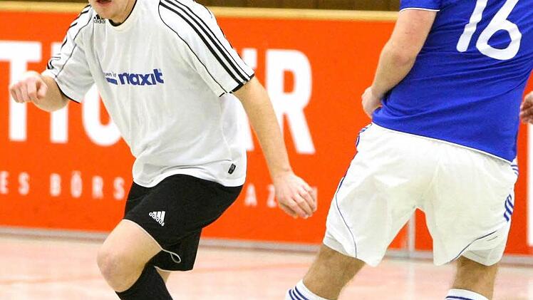 Der technisch beste Hallenspieler, Dominik Schorn (Kasendorf/links), gegen Alexander Wachter vom VfB.