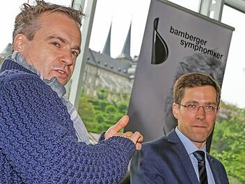 Chefdirigent Jonathan Nott (li., mit Intendant Marcus Rudolf Axt) fängt langsam an, sich aus Bamberg zu verabschieden.  Foto: Matthias Hoch
