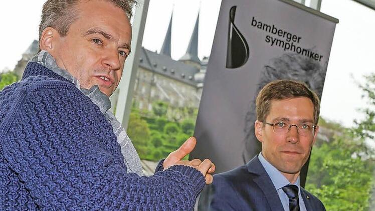 Chefdirigent Jonathan Nott (li., mit Intendant Marcus Rudolf Axt) fängt langsam an, sich aus Bamberg zu verabschieden.  Foto: Matthias Hoch