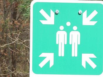 2013 hat die Bayerische Staatsforstverwaltung begonnen, solche Rettungstreffpunkte auszuschildern, um bei Unfällen im Wald die Rettungsdienste möglichst schnell zum Unfallort bringen zu können. Ein Ortskundiger wartet an dem vereinbarten Treffpunkt und lotst die Rettungsdienste dann zur Unfallstelle. Auch Oberaurach soll jetzt flächendeckend mit solchen Treffpunkten versehen werden.  Foto: Christian Bauriedel/Archiv