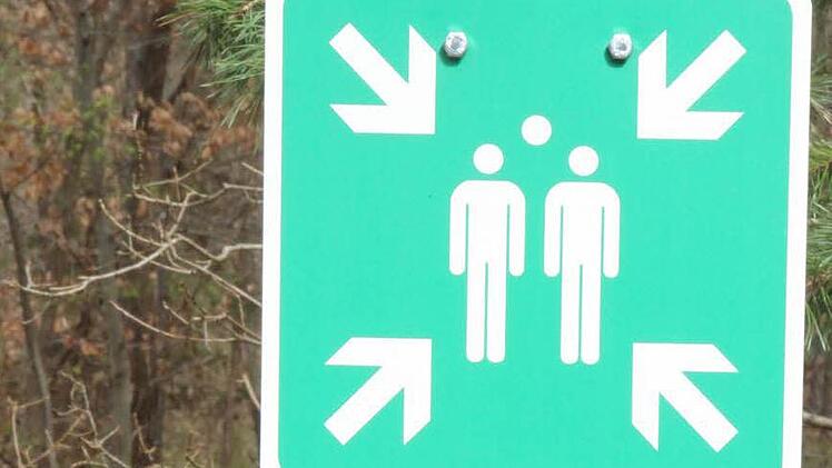 2013 hat die Bayerische Staatsforstverwaltung begonnen, solche Rettungstreffpunkte auszuschildern, um bei Unfällen im Wald die Rettungsdienste möglichst schnell zum Unfallort bringen zu können. Ein Ortskundiger wartet an dem vereinbarten Treffpunkt und lotst die Rettungsdienste dann zur Unfallstelle. Auch Oberaurach soll jetzt flächendeckend mit solchen Treffpunkten versehen werden.  Foto: Christian Bauriedel/Archiv