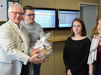 Der scheidende stellvertretende Schulleiter des Meranier-Gymnasiums Lichtenfels, Norbert Moschall, wurde auch von den drei Schülersprechern (von rechts) Anna Ultsch, Alessandra Giannetti und Tobias Grießer verabschiedet. Foto: Manfred Brösamle-Lambrecht