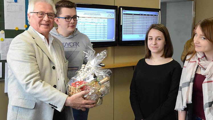 Der scheidende stellvertretende Schulleiter des Meranier-Gymnasiums Lichtenfels, Norbert Moschall, wurde auch von den drei Schülersprechern (von rechts) Anna Ultsch, Alessandra Giannetti und Tobias Grießer verabschiedet. Foto: Manfred Brösamle-Lambrecht