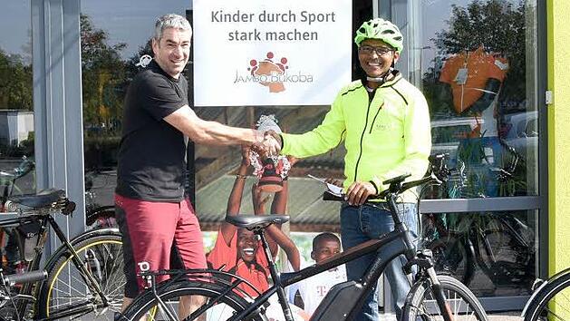 Stephan Pelzl (links) bei der Fahrradübergabe an Clemens Mulokozi, den ehrenamtlichen Leiter von Jambo Bukoba.  Foto: pr