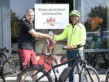 Stephan Pelzl (links) bei der Fahrrad&uuml;bergabe an Clemens Mulokozi, den ehrenamtlichen Leiter von Jambo Bukoba.  Foto: pr