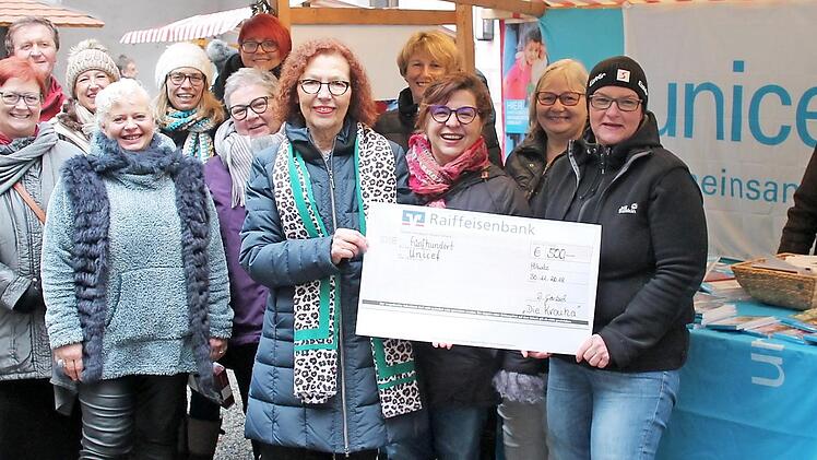 Gisela Schardt (F&uuml;nfte von rechts) von der Unicef-Arbeitsgruppe Oberfranken freute sich &uuml;ber eine Spende der Mitwitzer Faschingsvereinigung "Krouha". Den 500-Euro-Scheck &uuml;berreichte Sabina Sander (vorne, rechts). Foto: Herbert Fischer