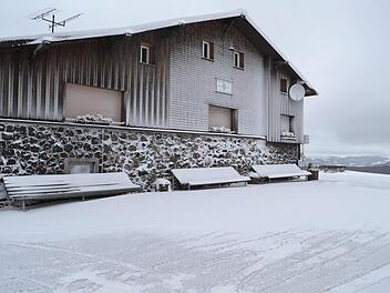 Im wei&szlig;en Kleid zeigt sich die Kissinger H&uuml;tte auf dem Feuerberg. Johannes Schlereth