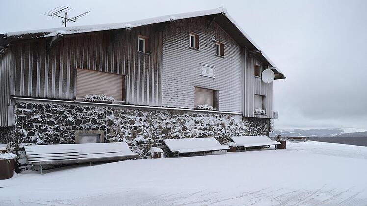 Im wei&szlig;en Kleid zeigt sich die Kissinger H&uuml;tte auf dem Feuerberg. Johannes Schlereth