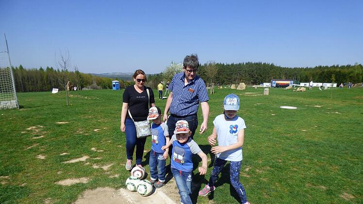Wolfgang und Radka Kreiner aus dem tschechischen Pilsen machten  mit ihren Kindern Julia, Tobias und Martin einen Ausflug in die Fränkische  Schweiz und waren von den Freizeitangeboten begeistert.  Foto: Thomas Weichert