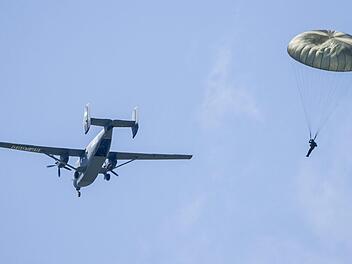 Die Bundeswehr nutzt für Fallschirmsprünge auch den Flugzeugtyp M28 Skytruck. Foto: Konstantin Möller