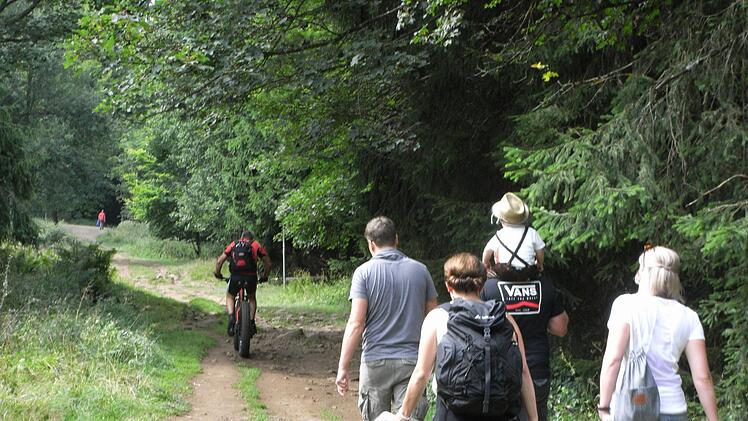Wanderer und Mountainbiker in der Nähe des Neustädter Hauses. Joachim Rübel