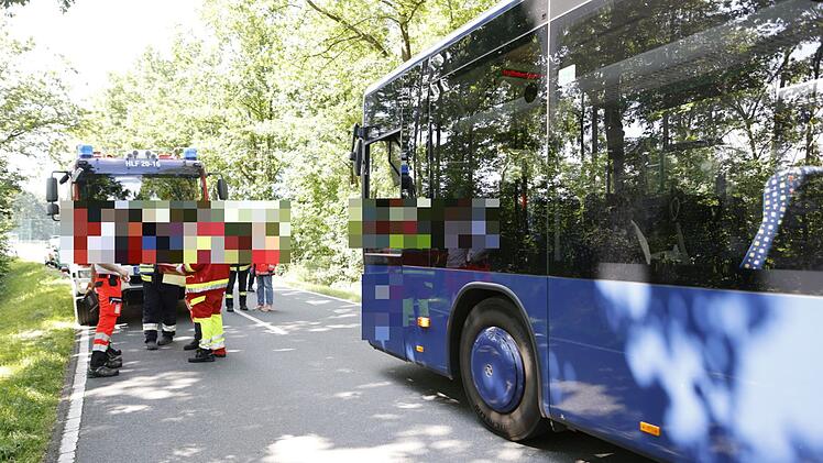 Linienbus und Lkw streifen sich: Zwei Leichtverletzte