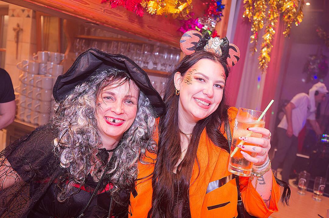 Drei Männerballetts, Musik von DJ Asti und vieles mehr gab es beim Weiberfasching!