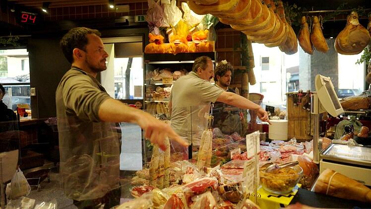Nur das Beste für unsere Pizzen! Henssler und Lafer kaufen groß ein. Sie werden bei der WM in drei von acht Kategorien antreten, inmitten von 1.200 Konkurrenten.