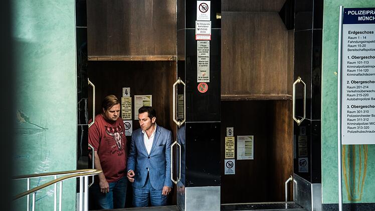 Gespr&auml;che im Pater Noster: Kommissar Zeki Demirbilek (Tim Seyfi, rechts) erkl&auml;rt seinem latent fremdenfeindlichen Mitarbeiter Pius Leipold (Michael A. Grimm), wie er seinen Job zu machen hat.