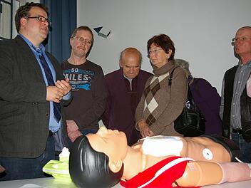 Die Herzdruckmassage und der Einsatz des Defibrillators können Leben retten. Dr. Christian Sommer (links) macht Mut, als Ersthelfer tätig zu werden.  Fotos: Tom Müller