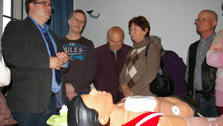 Die Herzdruckmassage und der Einsatz des Defibrillators können Leben retten. Dr. Christian Sommer (links) macht Mut, als Ersthelfer tätig zu werden.  Fotos: Tom Müller