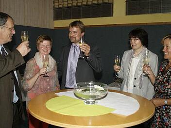 Auf das Gelingen der anstehenden Aufgaben am beruflichen Schulzentrum in Haßfurt stießen an (von links): Abteilungsdirektor Gustav Eirich von der Regierung von Unterfranken, Elisabeth und Jochen Brüggemann, die leitende Regierungs-Schuldirektorin Maria Walter und Schulleiterin Heidrun Görtler. Fotos: sw