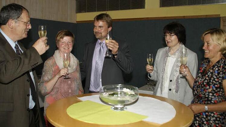 Auf das Gelingen der anstehenden Aufgaben am beruflichen Schulzentrum in Haßfurt stießen an (von links): Abteilungsdirektor Gustav Eirich von der Regierung von Unterfranken, Elisabeth und Jochen Brüggemann, die leitende Regierungs-Schuldirektorin Maria Walter und Schulleiterin Heidrun Görtler. Fotos: sw