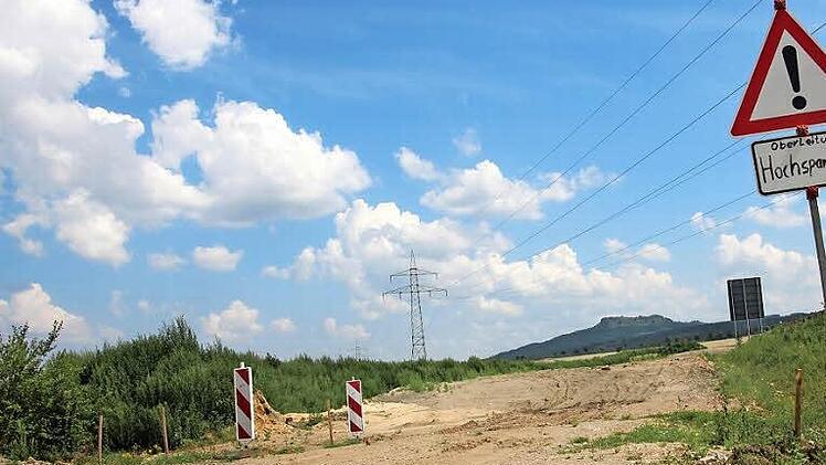Hier, an der Autobahn A 73, soll in Ebensfeld der Lärmschutzwall entstehen.