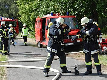 Die Atemschutzgeräteträger machen sich fertig für ihren Einsatz im Rahmen der Großübung in Frankenbrunn. Foto: Günther Straub