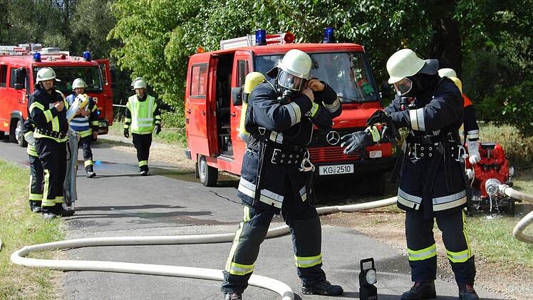 Die Atemschutzgeräteträger machen sich fertig für ihren Einsatz im Rahmen der Großübung in Frankenbrunn. Foto: Günther Straub