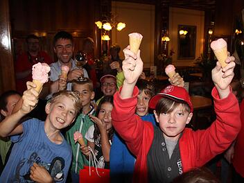 Groß war die Begeisterung jn der Eisdiele "Alpi", als das gerade frisch hergestellte Himbeereis gratis von Maro Stefani (hinten links) verteilt wurde. Foto: Helmut Will