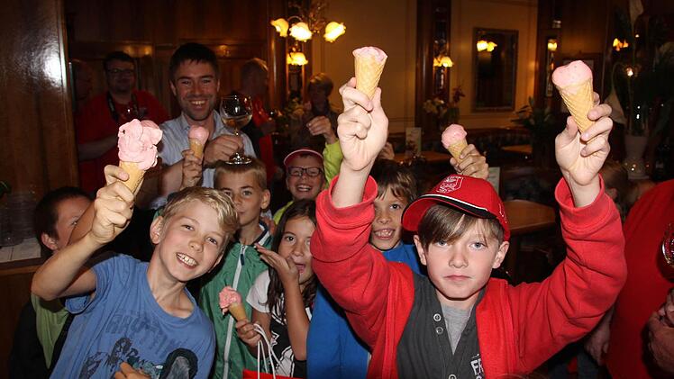 Groß war die Begeisterung jn der Eisdiele "Alpi", als das gerade frisch hergestellte Himbeereis gratis von Maro Stefani (hinten links) verteilt wurde. Foto: Helmut Will
